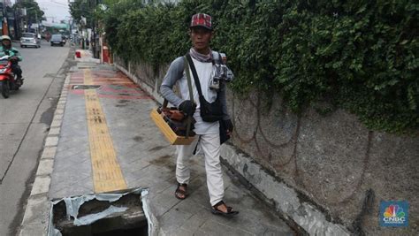 Trotoar Berlubang Di Rempoa Tangsel Bikin Bahaya Pejalan Kaki