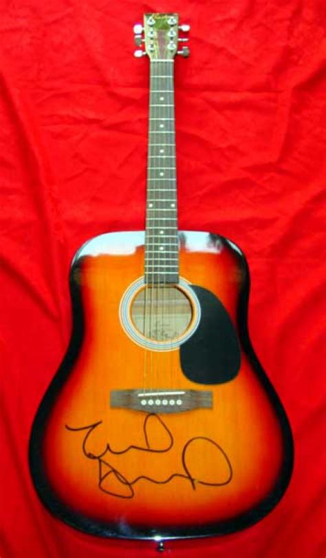 NEIL DIAMOND/ACOUSTIC GUITAR/SIGNED