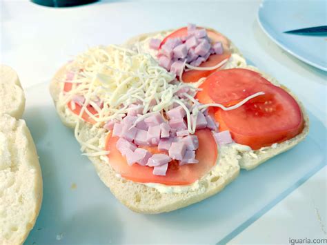 Pãezinhos Tostados de Queijo e Fiambre Iguaria Receita e Culinária