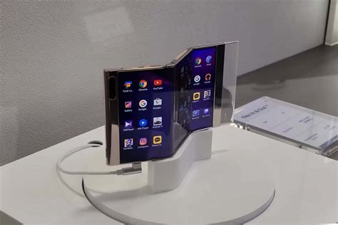 Samsung ar fi gata să prezinte un smartphone triplu pliabil alături de