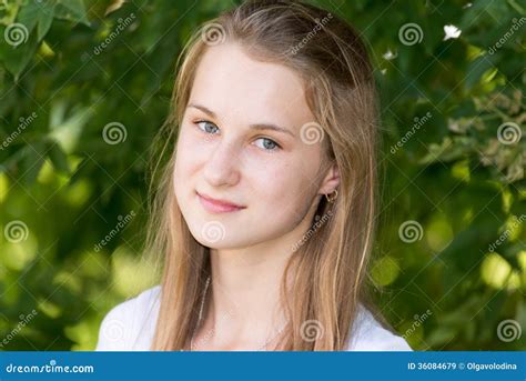 Portret Van Meisje Jaar In Aard Stock Afbeelding Image Of Zomer