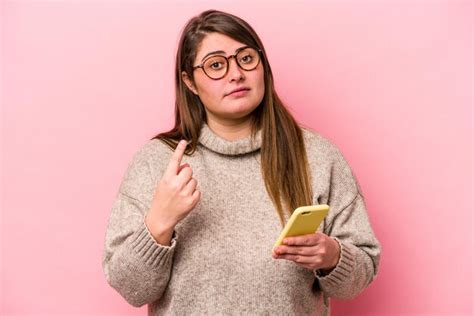 Jovem Mulher Caucasiana Excesso De Peso Segurando Um Telefone