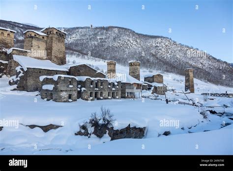 Las Torres Svan son el símbolo de Svanetia es estructuras defensivas