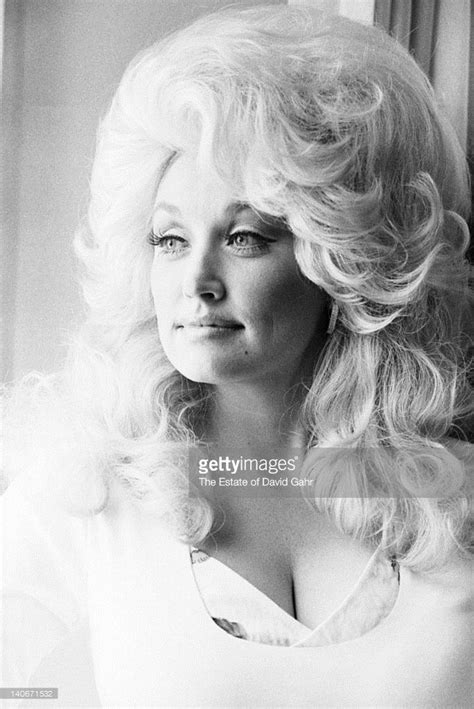 Country singer Dolly Parton poses for a portrait in September 1976 in ...