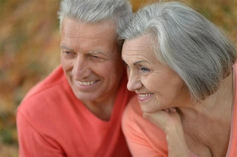 Feliz pareja de ancianos abrazándose Foto Premium