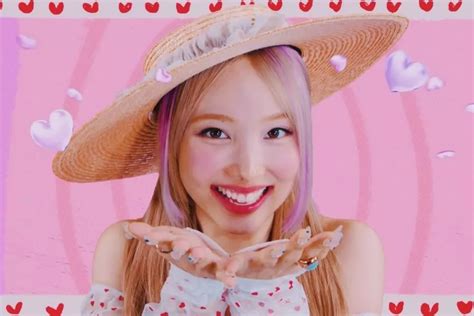 Actualizado Nayeon De Twice Muestra Sus Coloridos Encantos Para