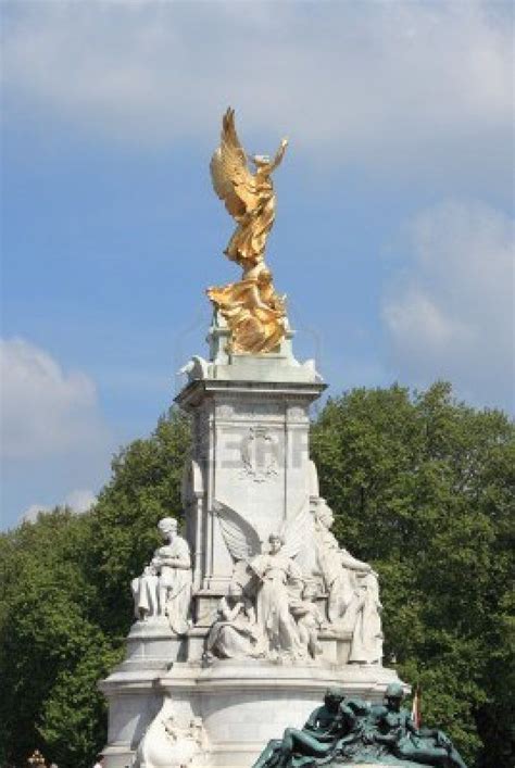 Victoria Monument On Buckingham Palace Roundabout In London Uk Stock