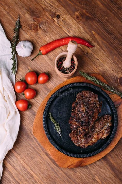 Bife Fritado Temperos Em Uma Placa Do Ferro Em Uma Tabela De