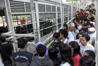 Antrean Panjang Penumpang Bus Transjakarta DATATEMPO