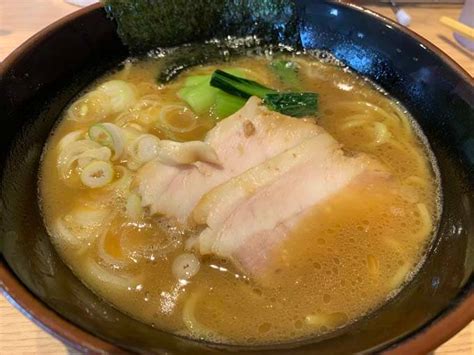 【富山でおすすめ家系ラーメン8選】豚骨醤油と太麺がたまらない至極の一杯 とみもぐ