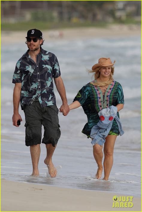 Jessica Simpson On The Beach In Hawaii 02 Gotceleb