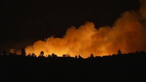 El primer gran fuego del año arrasa miles de hectáreas y avanza sin