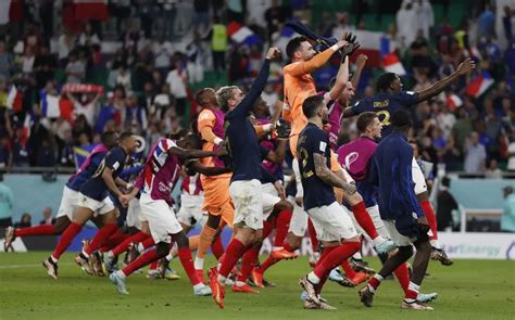 Gala est prête à chanter Freed From Desire avec léquipe de France