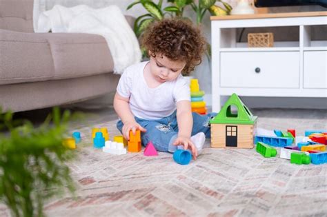 Niño jugando con un coche de juguete Foto Premium