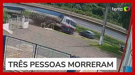 V Deo Mostra Momento Em Que Caminh O Tomba Em Cima De Carro No Paran