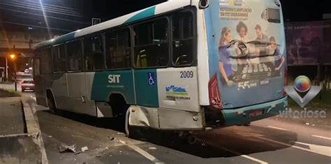 Acidente na Av Afonso Pena Ônibus perde roda após bater em mureta