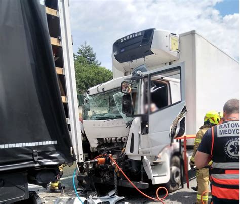 Tragiczny wypadek na autostradzie Zderzyły się trzy ciężarówki