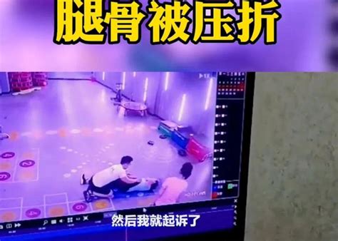 女子在健身房上私教课，大腿被男教练压骨折，网友：画面不敢直视店家女士赔偿