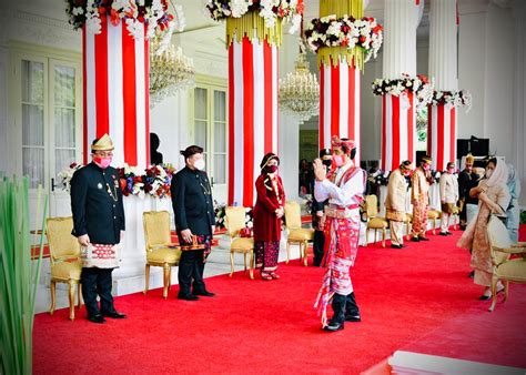 Berbaju Adat Ntt Presiden Jokowi Pimpin Upacara Di Istana Merdeka