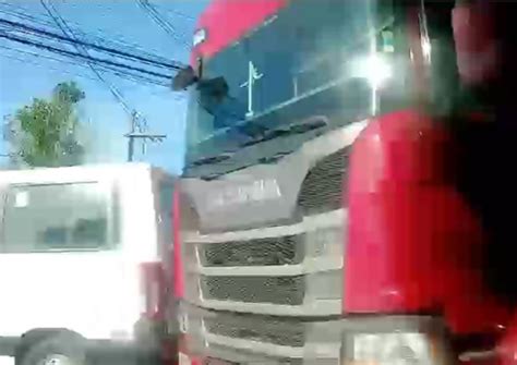 Carreta Em Pane Trava Tr Nsito E Causa Congestionamento Na Av Brasil