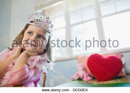 Jolie Petite Fille Avec Couronne Princesse Dessin Au Dessus De La T Te