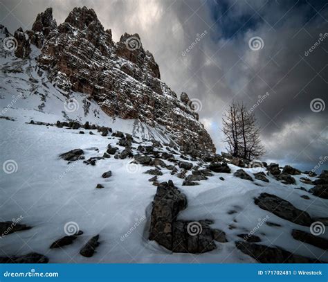 El Impresionante Paisaje De Las Rocas Nevadas Bajo El Cielo Nublado De