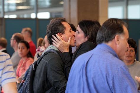 Ego Tony Belloto E Malu Mader Beijam Muito Em Aeroporto Not Cias De