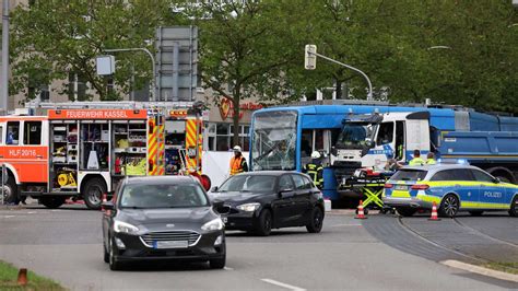 Unfall in Kassel Straßenbahn und Lastwagen kollidieren