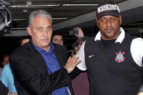 Torcida Faz Tumulto E Cobra Tite Em Desembarque Do Corinthians