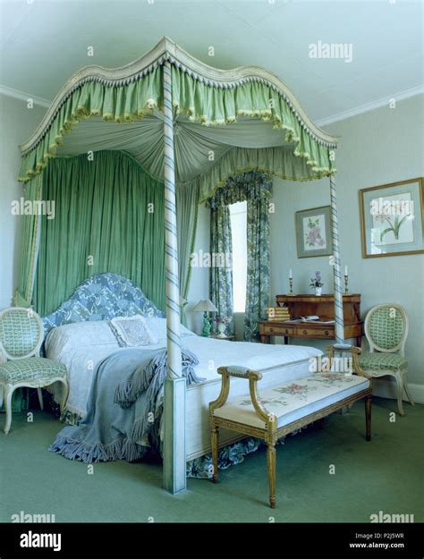 Four poster bed with curtains hi-res stock photography and images - Alamy