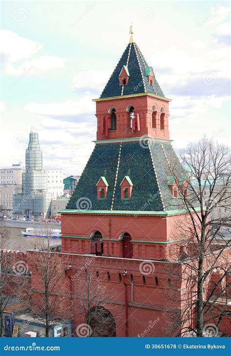 Turm Und Wand Moskaus Der Kreml Stockfoto Bild Von Wolken