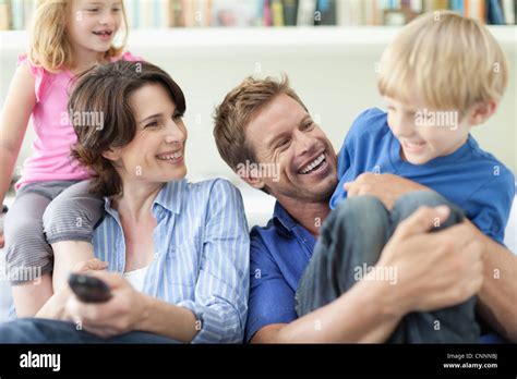 Familie Entspannende Zusammen Auf Der Couch Stockfotografie Alamy