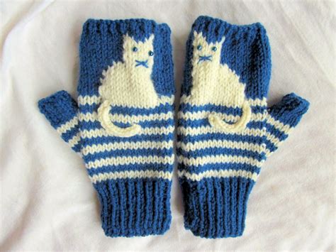 Fingerless knitted cat gloves