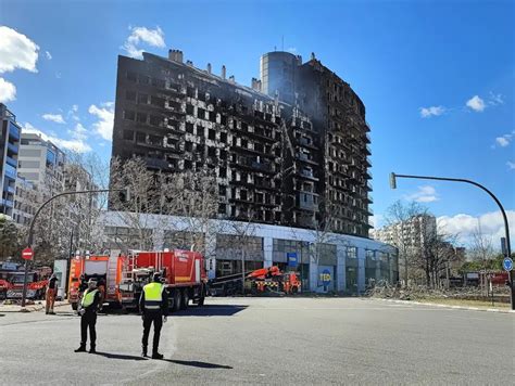 Foto El Edificio Calcinado Un Devastador Incendio En Un Edificio De