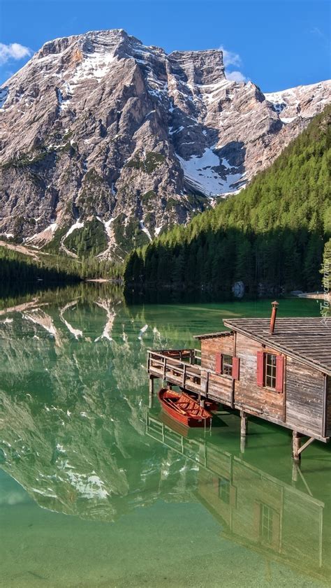 Jezioro Pragser Wildsee na tle Dolomitów Tapeta na telefon