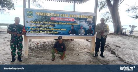 Babinsa Batu Berdaun Koramil Dabo Kodim Tpi Pasang Spanduk