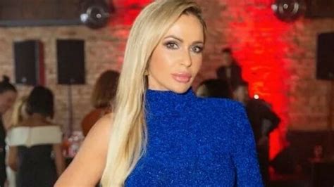 Renata Sopek Istaknula Je Svoje Prezgodne Noge U Dugoj Plavoj Haljini S