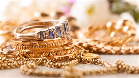 Gold Price Touches New Heights Reaches Rs Per Tola Hum News