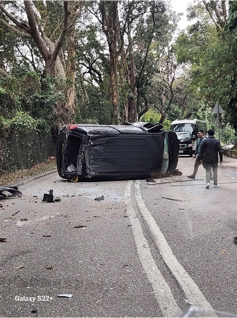 上水青山公路客貨車被撞翻側 一人受傷送院 星島日報