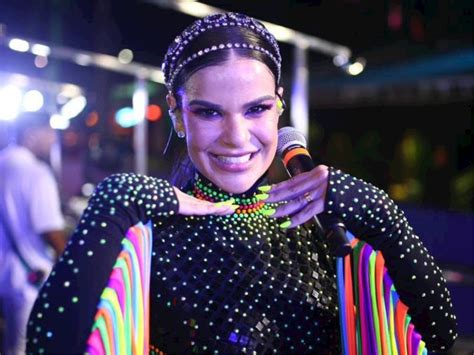 Mari Antunes do Babado Novo dá play na 1ª maratona de Carnaval após