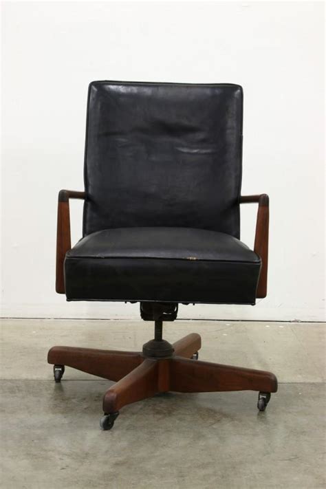 Lot - Vintage Leather Executive Desk Chair