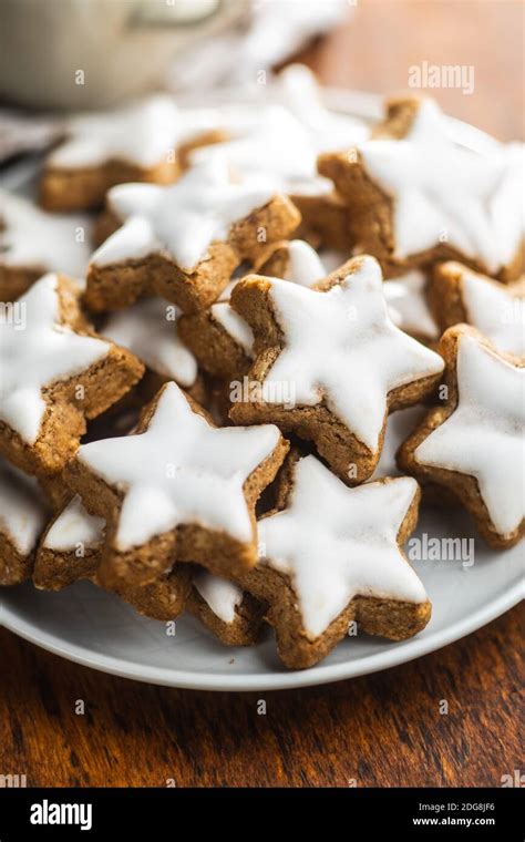 Le glaçage des étoiles de pain d épice Biscuits de Noël traditionnels