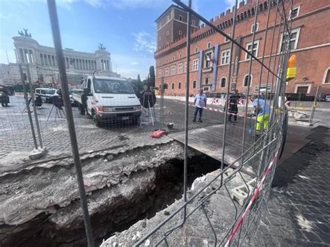 Piazza Venezia Si Apre Una Voragine Per Il Cantiere Della Metro