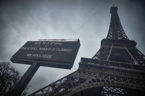 Les Touristes Priv S De Tour Eiffel En Raison D Une Gr Ve Reconductible