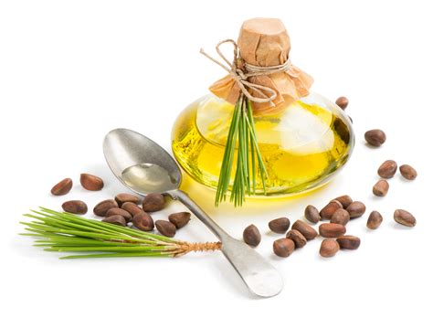 Кедровое масло на белом фоне с орехами и ложкой - обои для рабочего ...