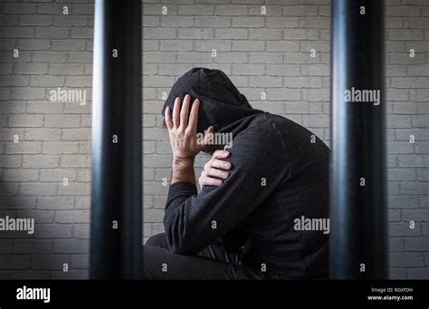 Prison Bars Hands Fotografías E Imágenes De Alta Resolución Alamy