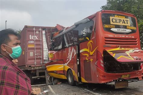 Bus Sugeng Rahayu Ringsek Usai Tabrak Truk Kontainer Di Kulon Progo 2