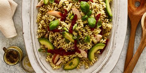 Pastasalade Met Pesto Gerookte Kip En Avocado Boodschappen Fusilli