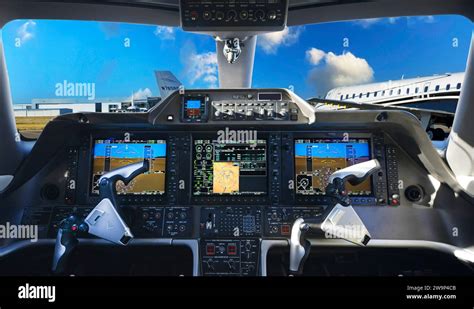 Embraer Phenom 300 Cockpit Stock Photo - Alamy