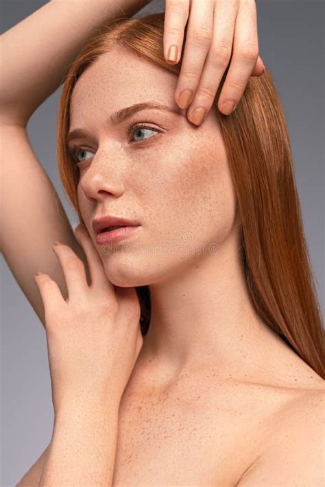 Femme Couverte De Taches De Rousseur Treignant Les Mains Pr S De La